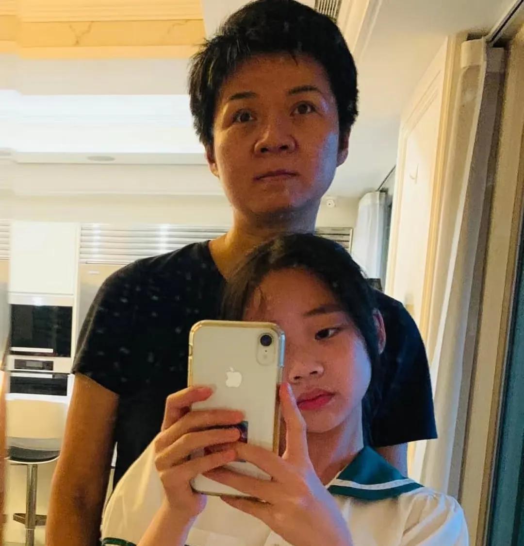 小S的小女儿许老三和姑姑的自拍照，感觉许雅钧姐姐和他长得真的很像，全家人共用一张