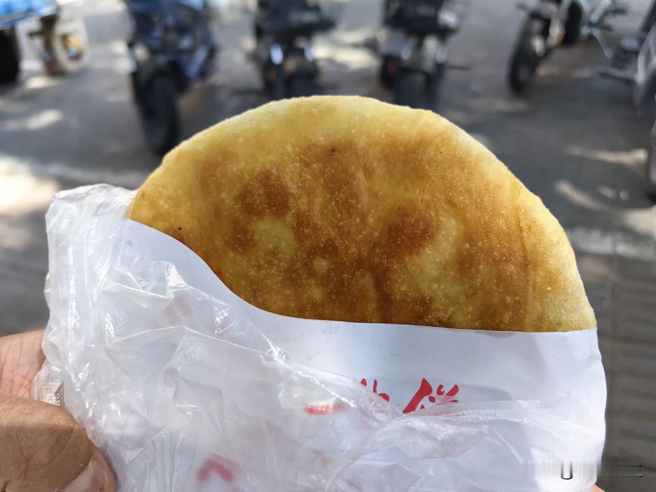 都说餐饮不景气，看看这家麻辣肉饼，生意真的是爆棚了，36度的天气，顾客排成数十米
