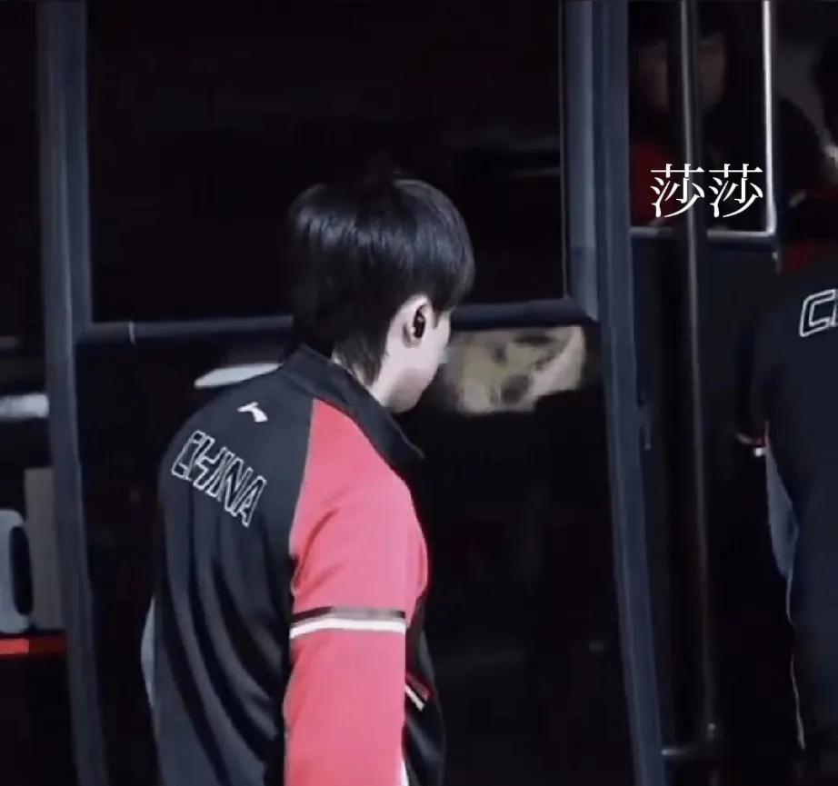 鹰眼挑战成功，一眼就看到了坐在前排的莎莎！[呲牙笑]原来莎莎早早的就上车了，还是