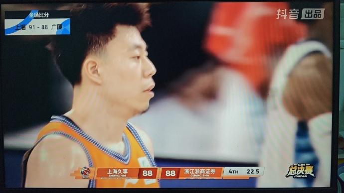 卢伟一直把张镇麟压在箱底，最后时刻让他爆发了。打到最后一节离比赛结束只剩下5