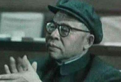 陈伯达能从三十多个秘书中脱颖而出，成为第一秘书，肯定有他与人不一样的地方。延安