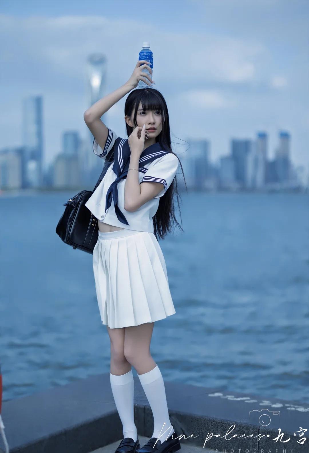 水手服×金鸡湖｜夏天的风穿过湖面🌊白色短款水手服＋藏青三本线领结，在湖边随