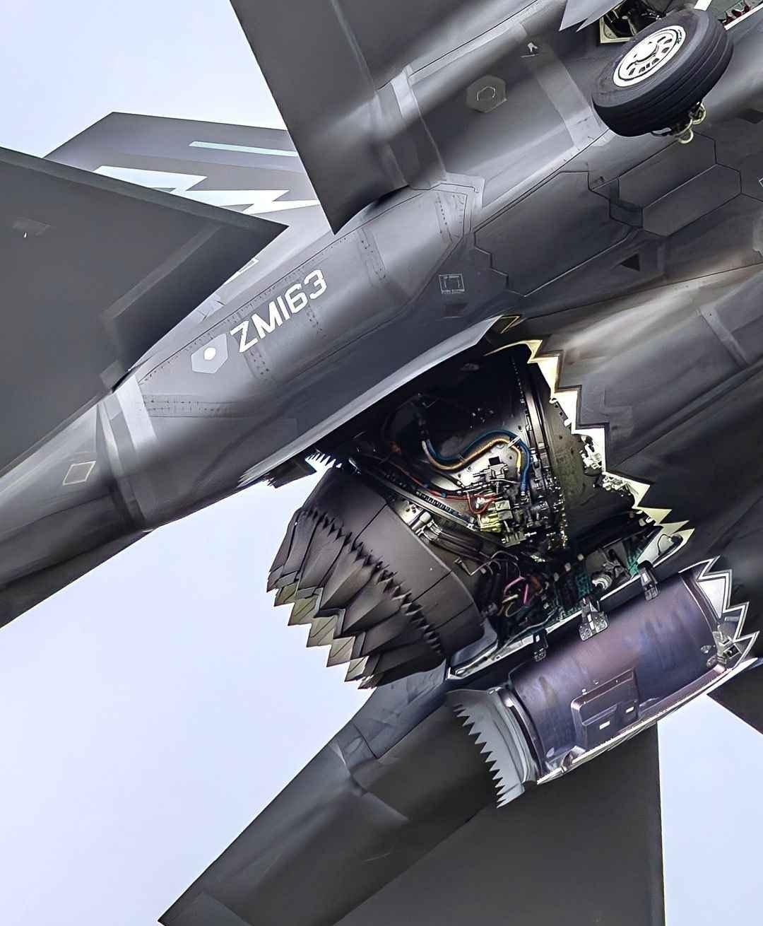 F-35B发动机喷口特写