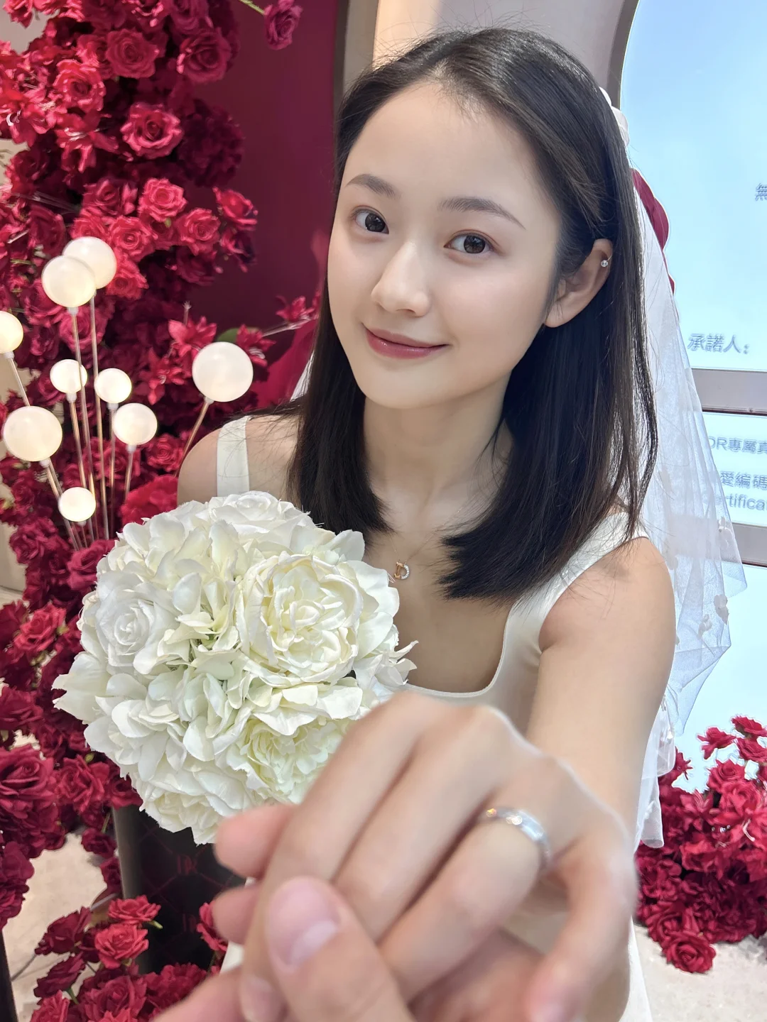 短发新娘和她的钻石婚戒💍，圣诞快乐！