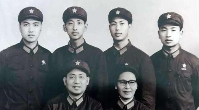 1960年，广州军区代司令李天佑上将带着儿子回乡探亲，就住在姐姐家中。吃饭时，儿