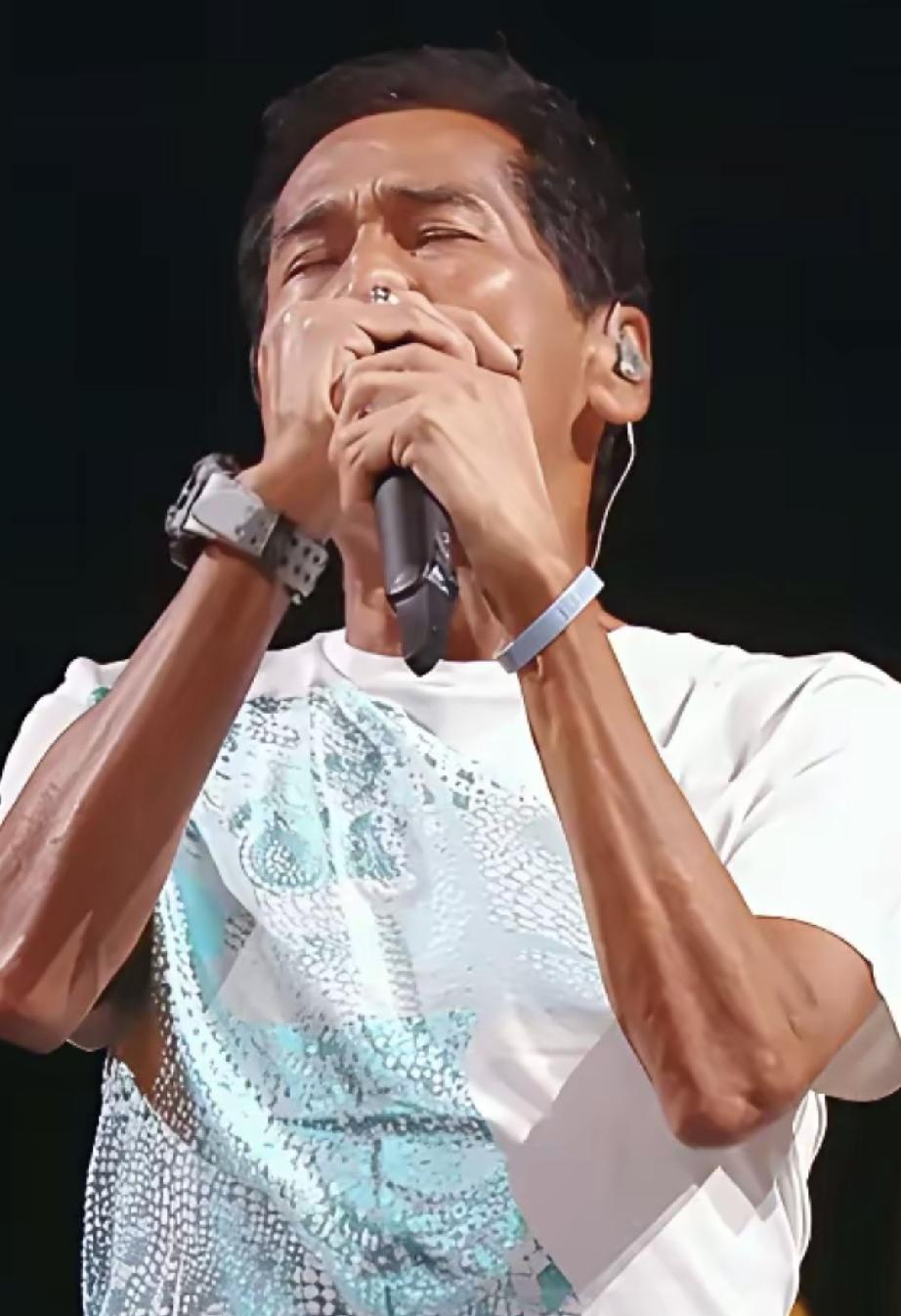 湾区电影音乐会上的齐秦，演唱了一首《外面的世界》，混浊的声音，中气不足，就是一个