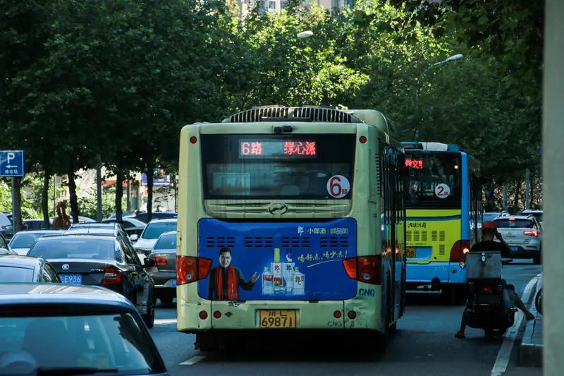 这次广告事件，简直视我国民众如无物乐山公交广告这件事，让很多老百姓心里特别生气