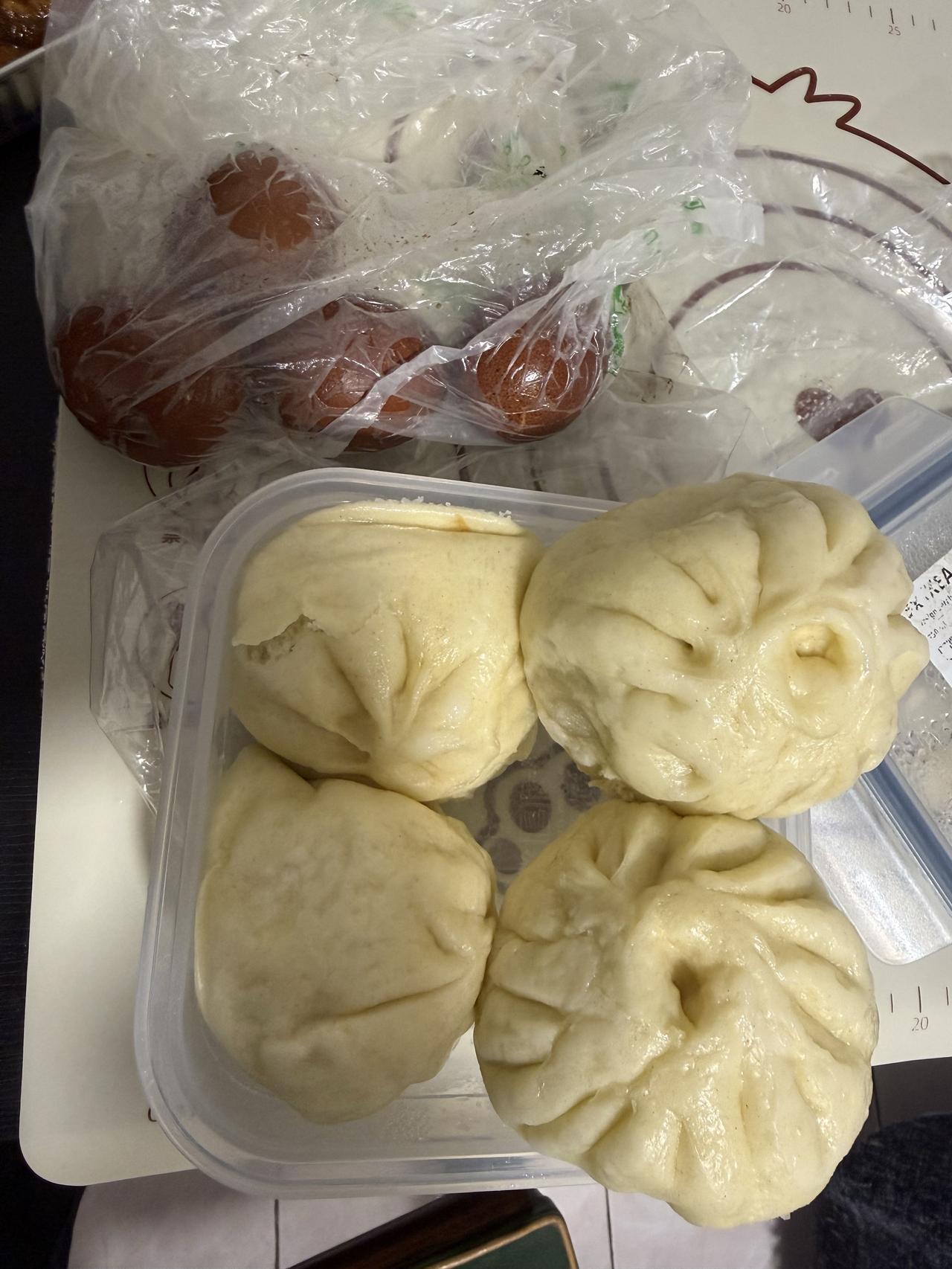 今天儿子儿媳下班晚，我去儿子家陪二个孙子玩一个多小时。孩子姥姥腾出身子做饭，先是