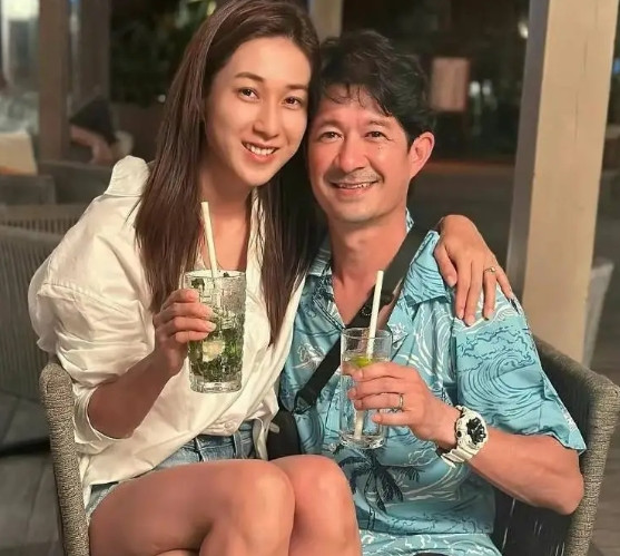 据港媒报道，钟嘉欣近日在节目中透露，老公Jeremy是姐姐介绍认识的，自己主动追