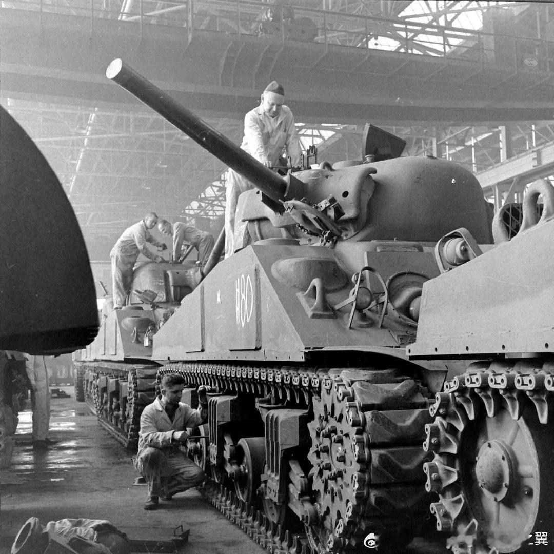 1944年初，克莱斯勒底特律坦克兵工厂翻新的M4A4谢尔曼​​​