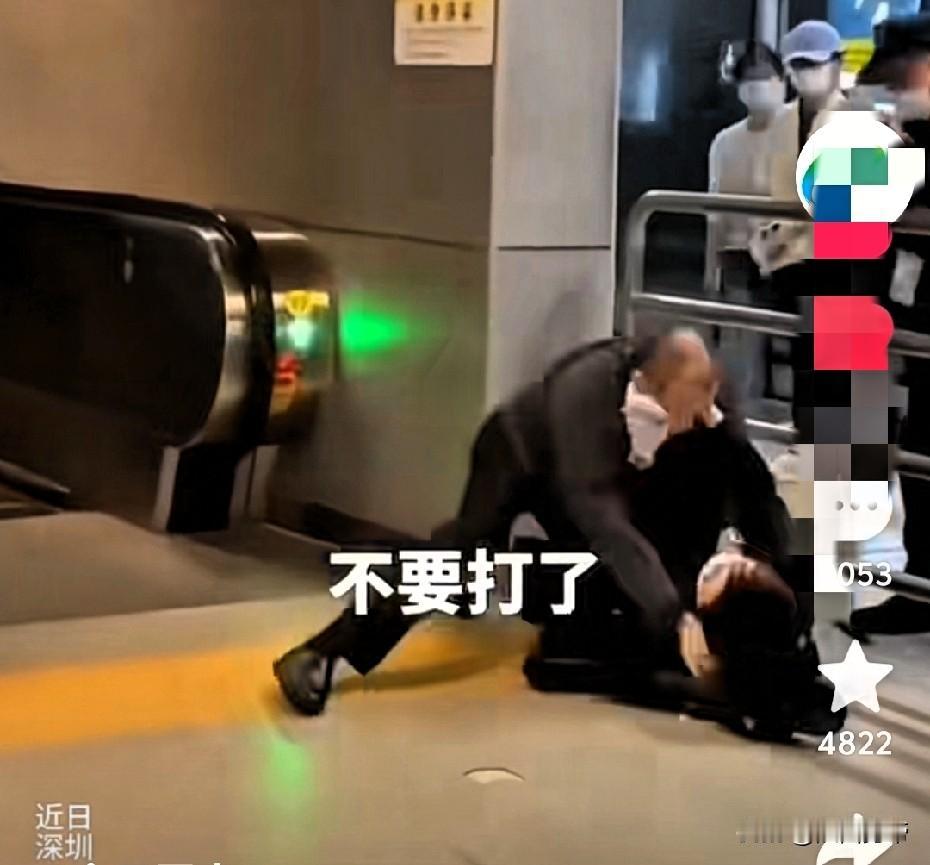 “好男不打女，绝对刻在这大哥骨子里了！”近日，深圳地铁站，一男子跟人干架，两人打