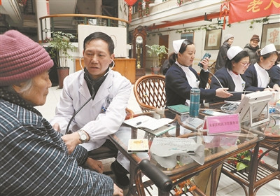 江苏苏州:送医上门关爱老人