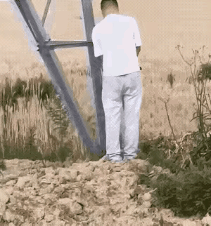 不能对着电线杆撒尿！不能用脚踩下水井盖！70和80后这代人，在很小的时候就会被