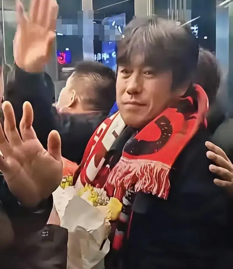 他刚带队创下队史最佳战绩，转身就递了辞呈。不是矛盾，不是金钱。徐正源和成都