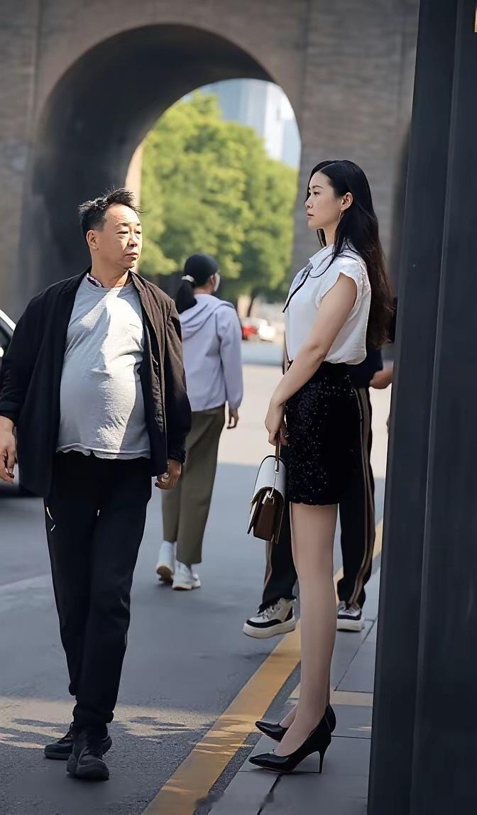 大爷：我就看看，没别的意思