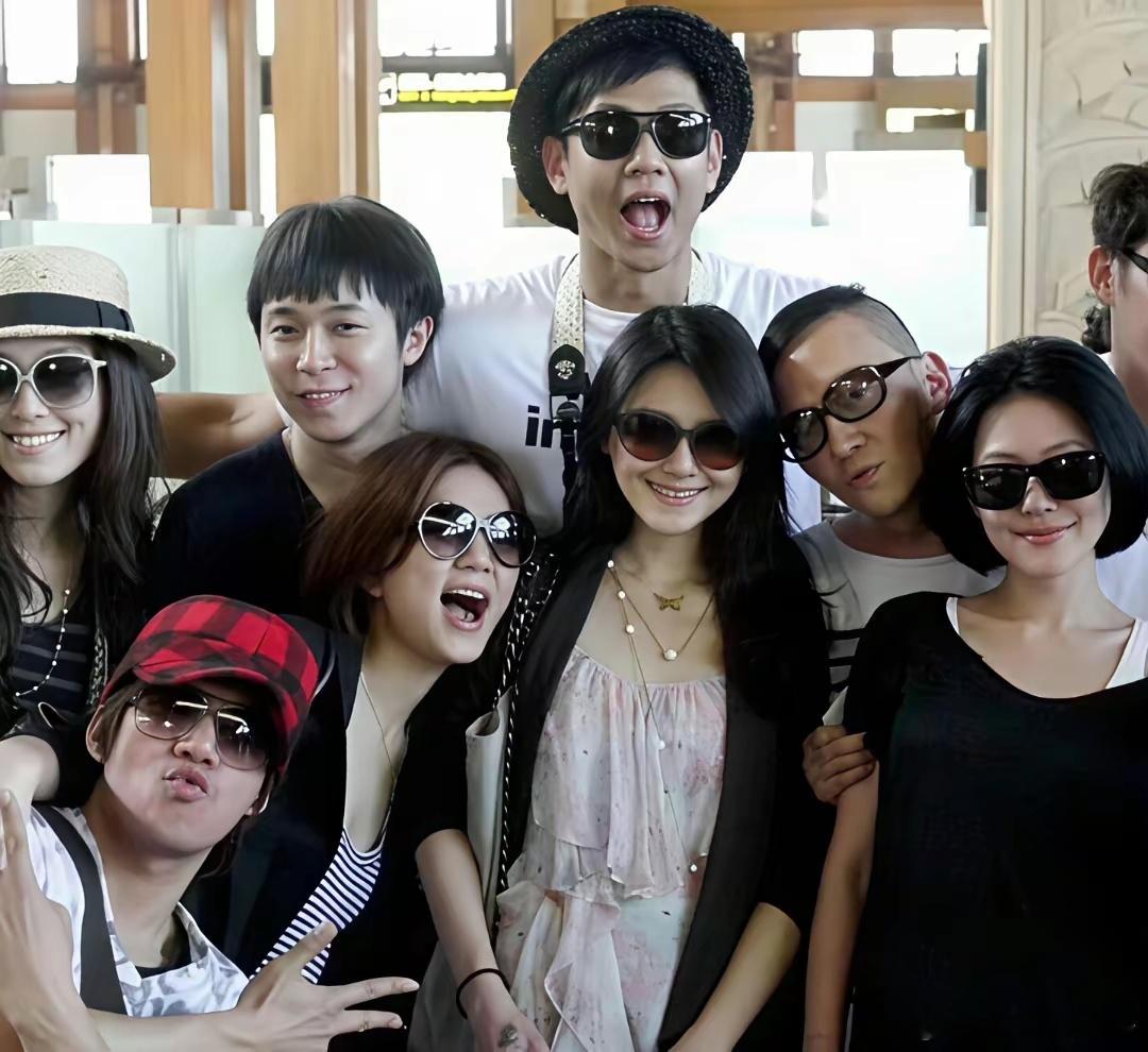 2011年35岁的大s，当时新婚的大s在三亚的婚礼大合照！确实，那时候是自然流露