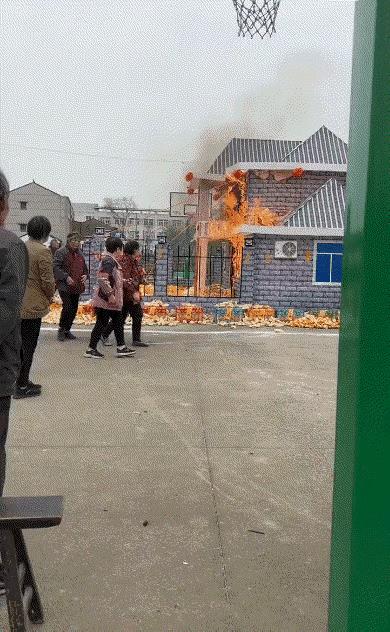 奇了怪了烧房子给逝去的亲人不是要再公墓烧吗？这怎么在自家门口烧呢？[无奈吐舌]