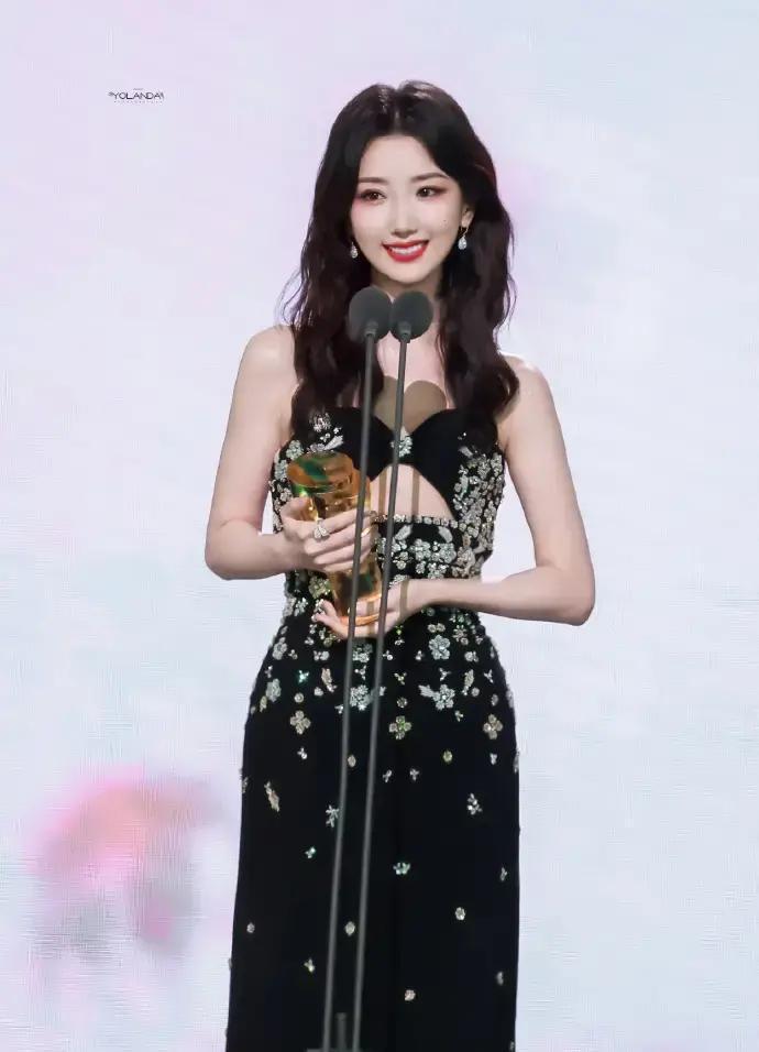 最近，毛晓彤在红毯上又火了一把！这次她厉害了，两套礼服直接展示了什么叫风格百变。