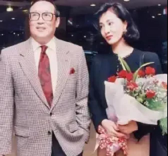 不离婚，不吵不闹，她吞下全部70亿。1973年，何莉莉面对赵世光的离婚协议