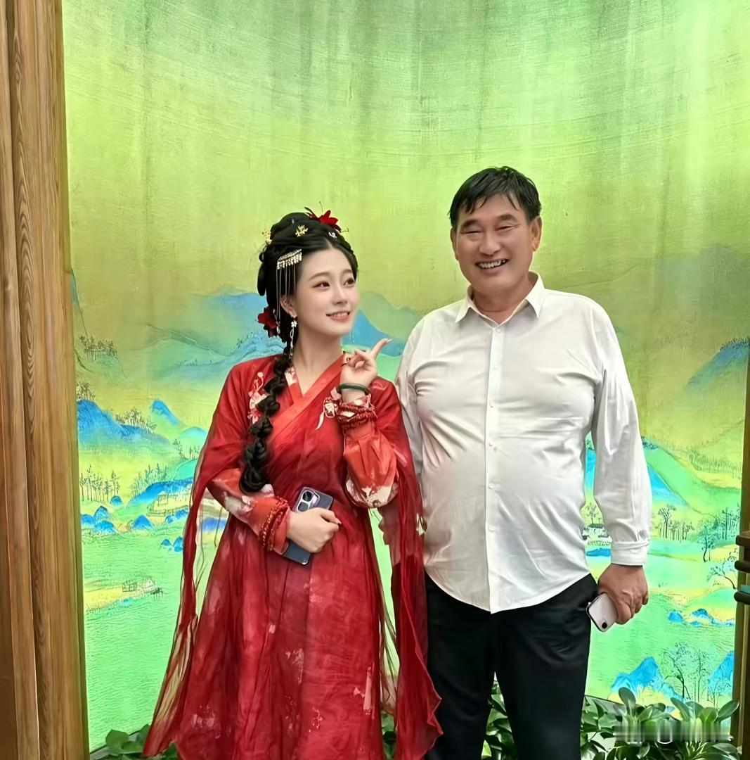 朱之文要长相没长相，要身材没身材。怎么这么多小姑娘和他合影，我到现在也没有搞明白