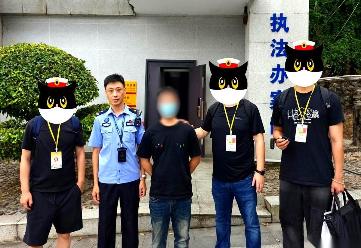 那个男人以为混在人堆里就能过关，直到警务终端的红灯闪了一下。广西凭祥友谊关，队