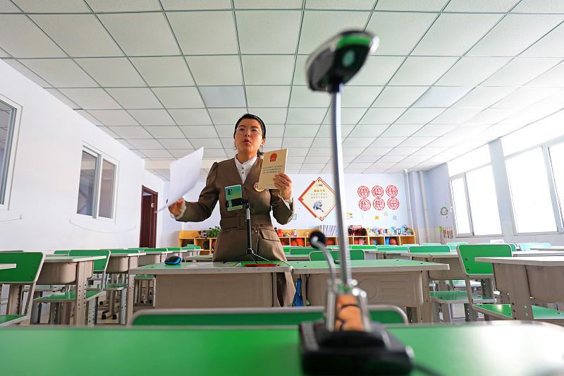 今天听一位老师说，同等条件下，2025年退休的教师，养老金反而可能不如2024年