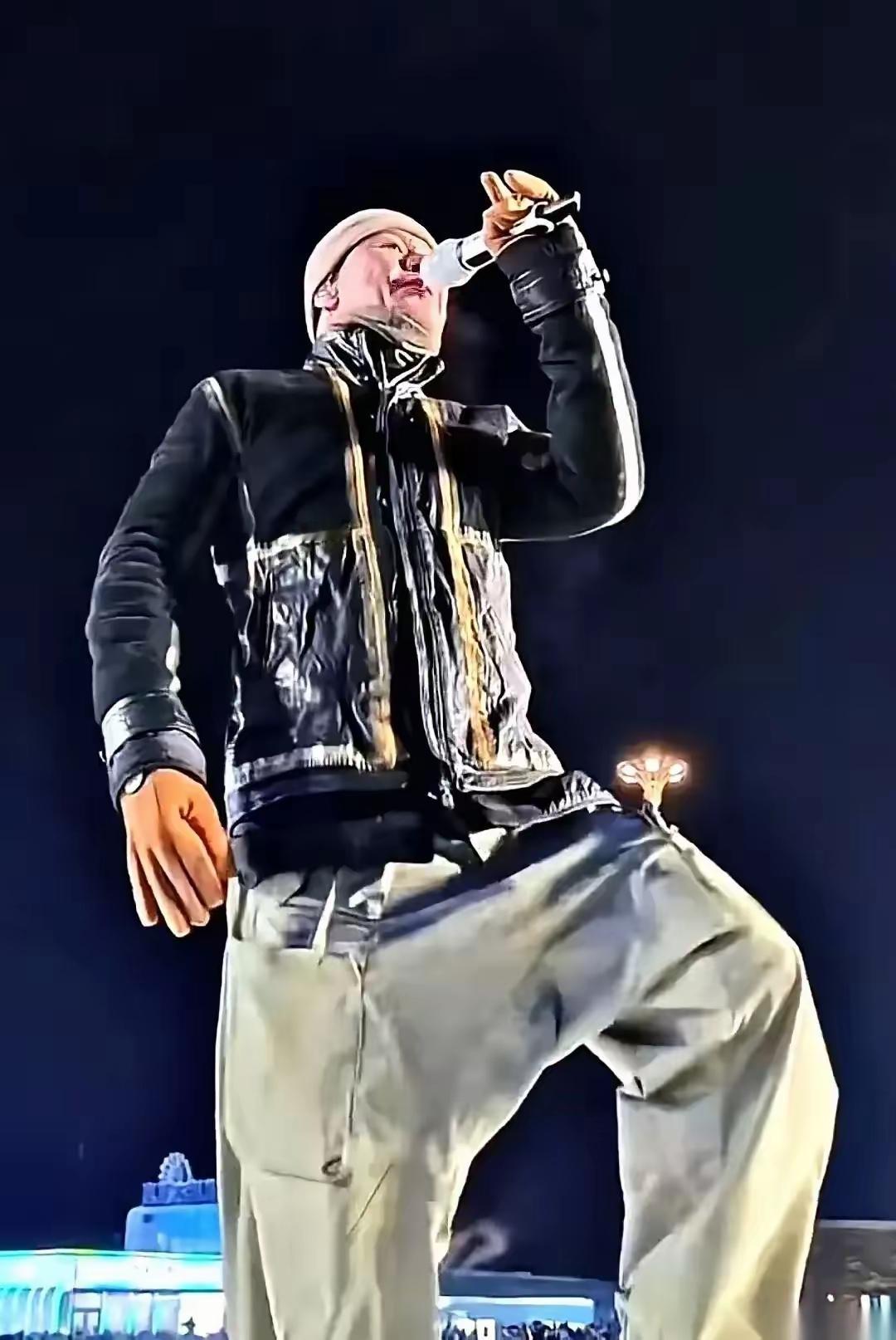 真是难为哈尔滨文旅局了，大半夜还得爬起来发声明：跟我们没关系，他自己来的。​