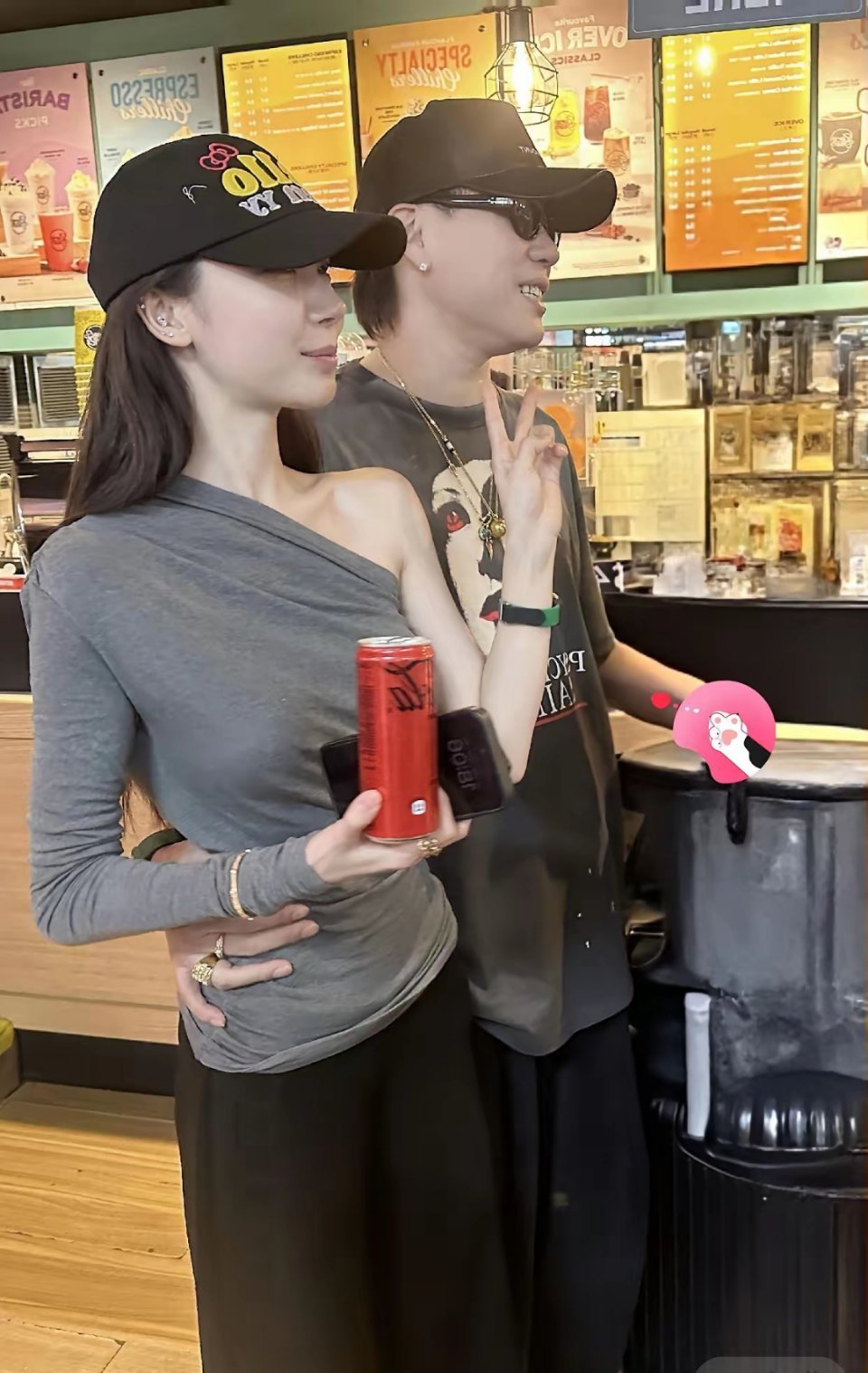 胡彦斌真男人！约会被拍机场大方承认！搂着小女友易梦玲开心的与粉丝互动。看看胡彦斌