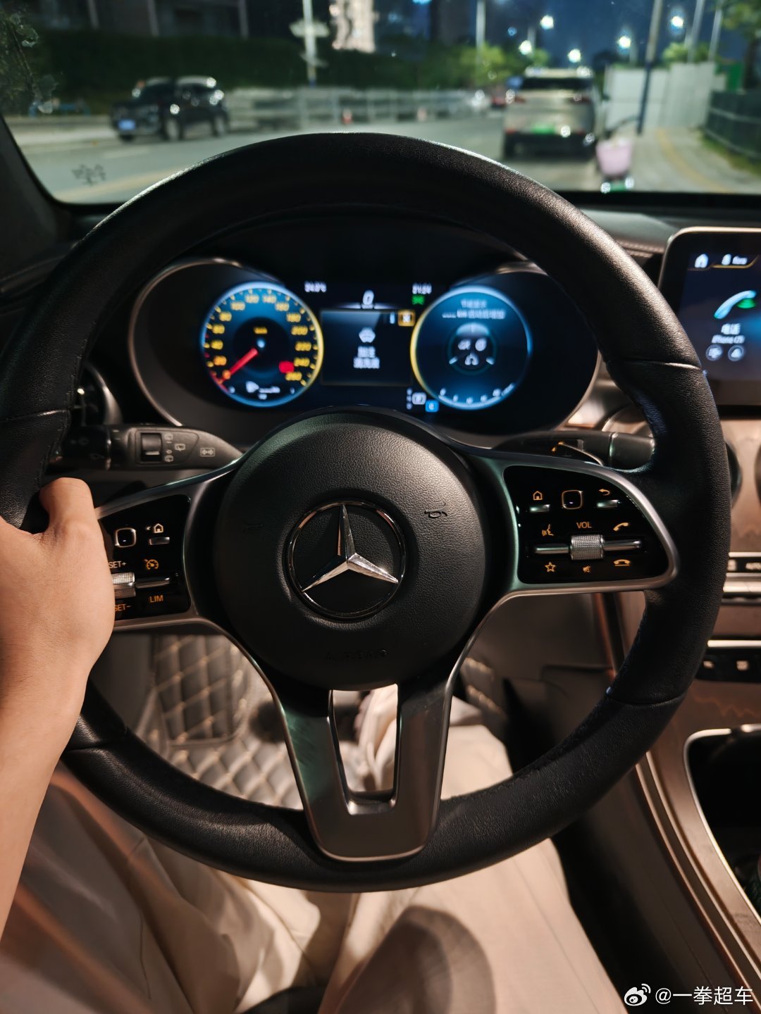 开了下19款的奔驰glc300l，这应该是比较早的➕48v的动力总成，实际表现比