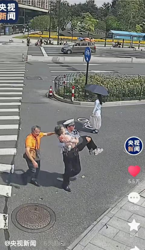 #读者光影#前两天，在网上刷到一个视频。一位老太太在过马路时，突然愣在了