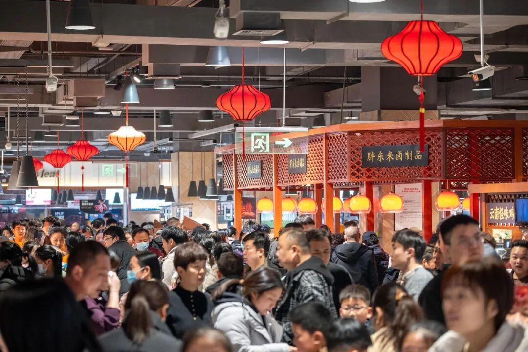 胖东来的招牌刚被吊车摘下来，那个当初放话"我这位置闭着眼都能数钱"的房东，靠在马
