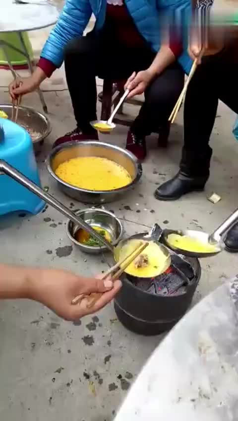 这是在烙鸡蛋饼吗， 怎么跟我小时候吃的不一样那， 感觉多了一道程序