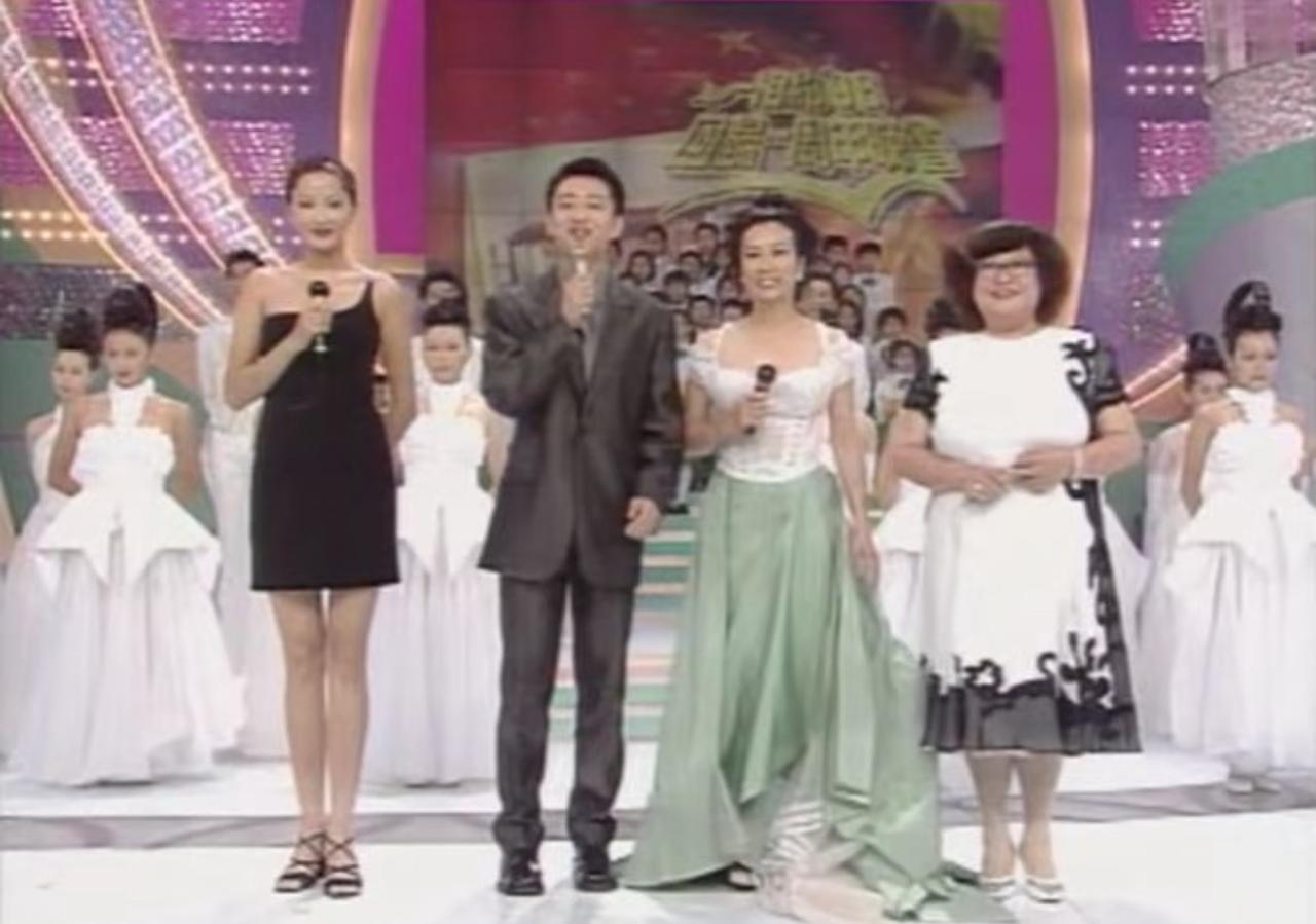 1998年，瞿颖和亚宁合作主持香港回归一周年晚会，这场晚会当年十分出名，两边收视
