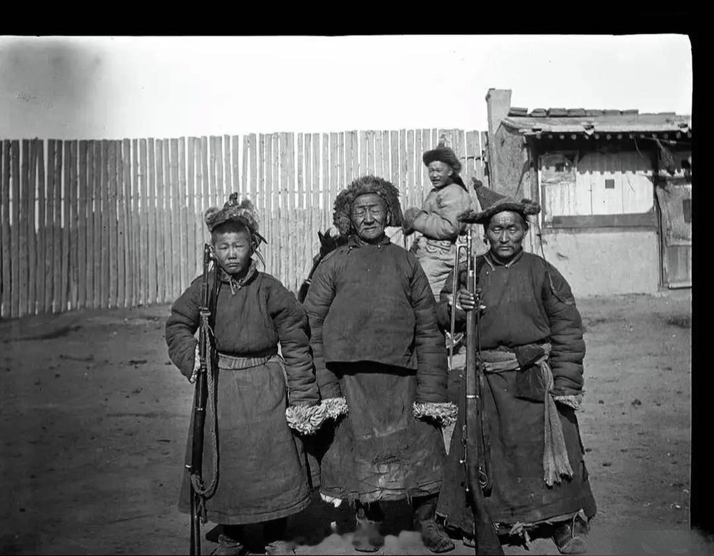 1932年蒙古武装起义1932年春天，蒙古爆发了由喇嘛领导的牧民武装起义，席卷了