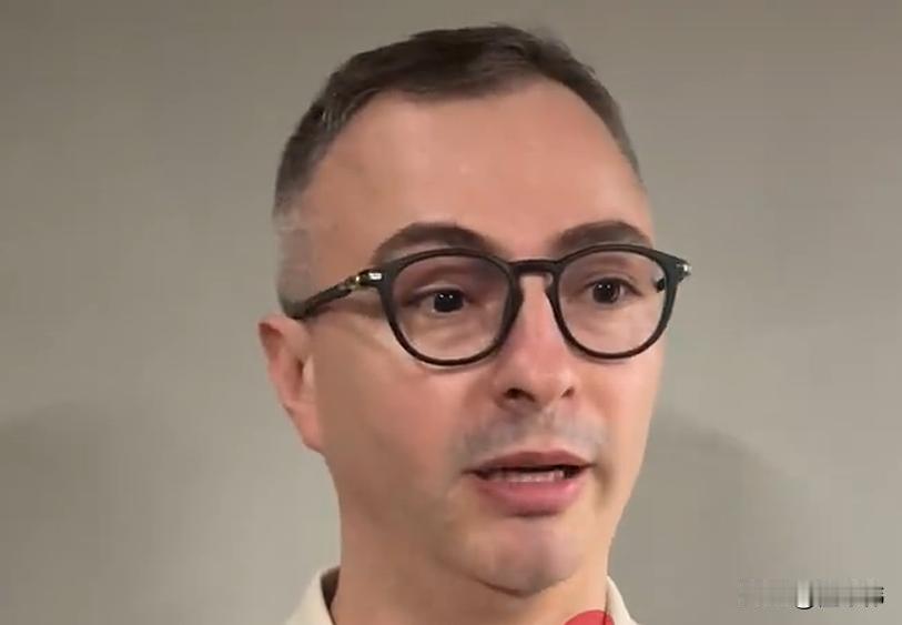 广东男篮教练谈徐杰：“徐杰是我们球队非常重要的球员，他是球队的大脑，能够去串