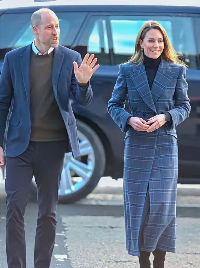 凯特王妃和威廉王子又来营业啦，出席了苏格兰的冰壶比赛。凯特王妃这次的衣服还是大衣