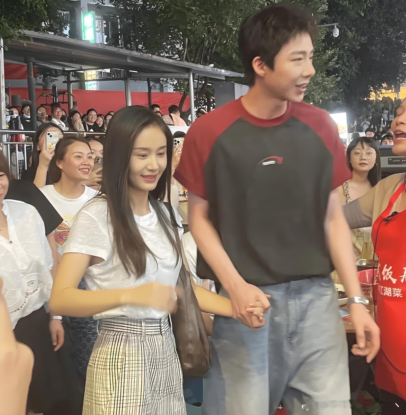 老天呐，差点没认出来。真人比电视上还要漂亮几十倍