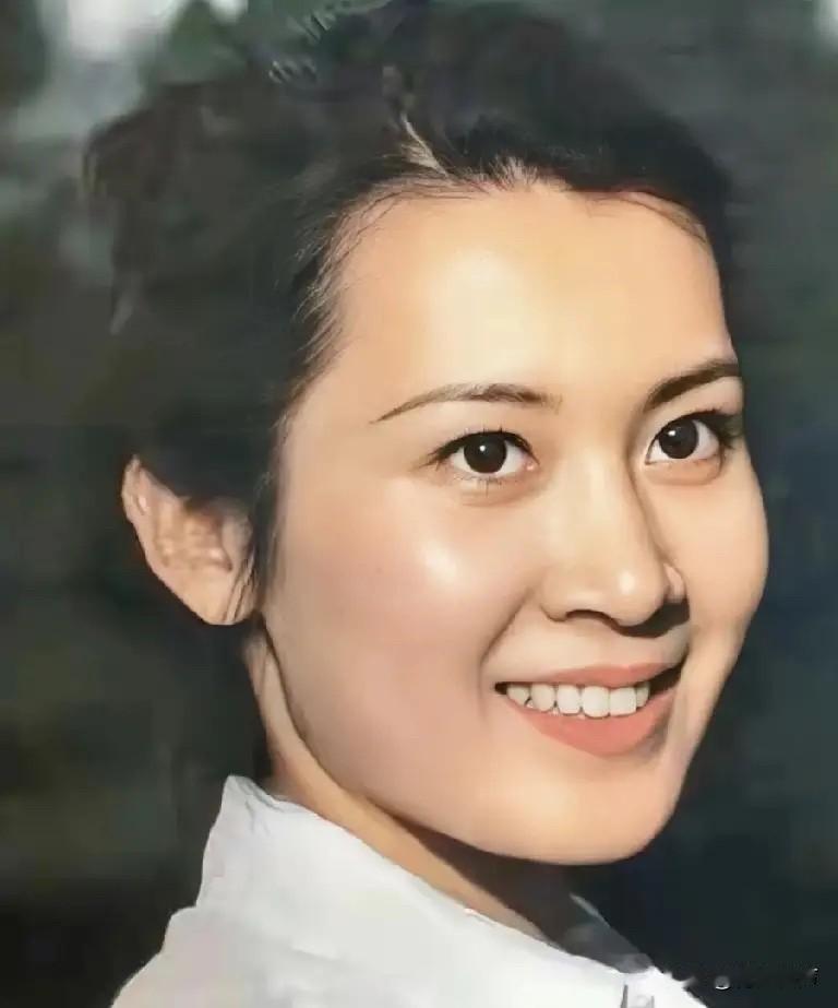 她是享正军级待遇的国家一级演员，65岁仍单身。年轻时惊艳岁月，到老依旧从容优雅，