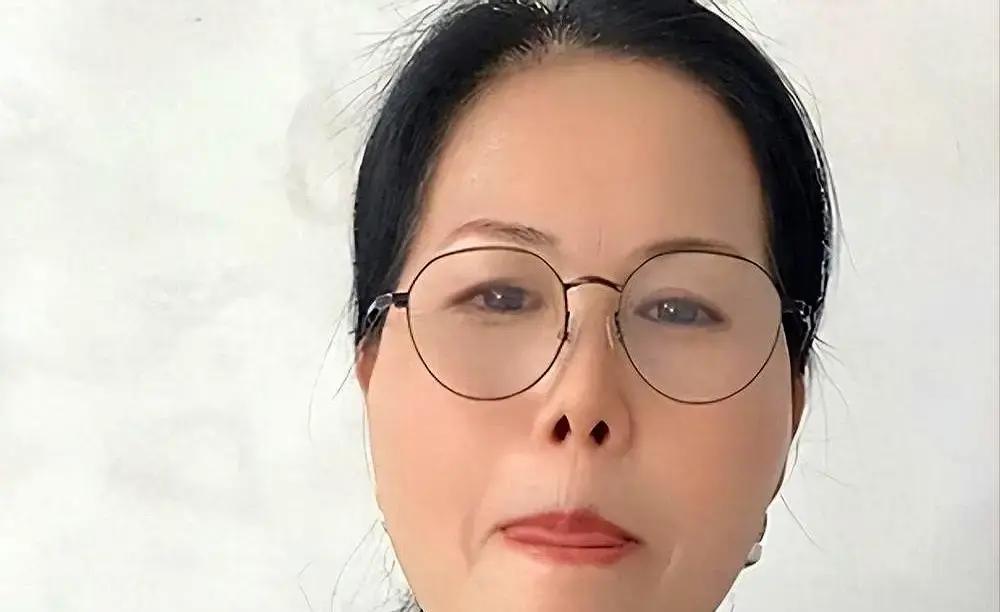 汪小菲深夜越洋电话打给阿姨，声音哽咽，这画面听着就带感。可惜全是网友编的。