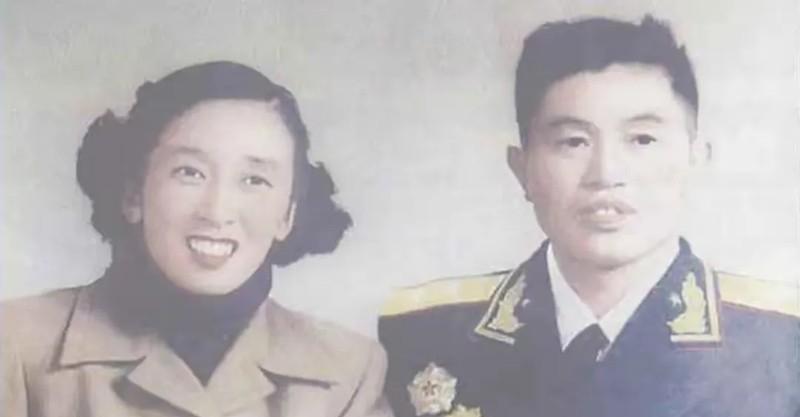1940年，皮定均看上了女干部张烽，就让县长去说媒，张烽听说了县长的来意后，拒绝