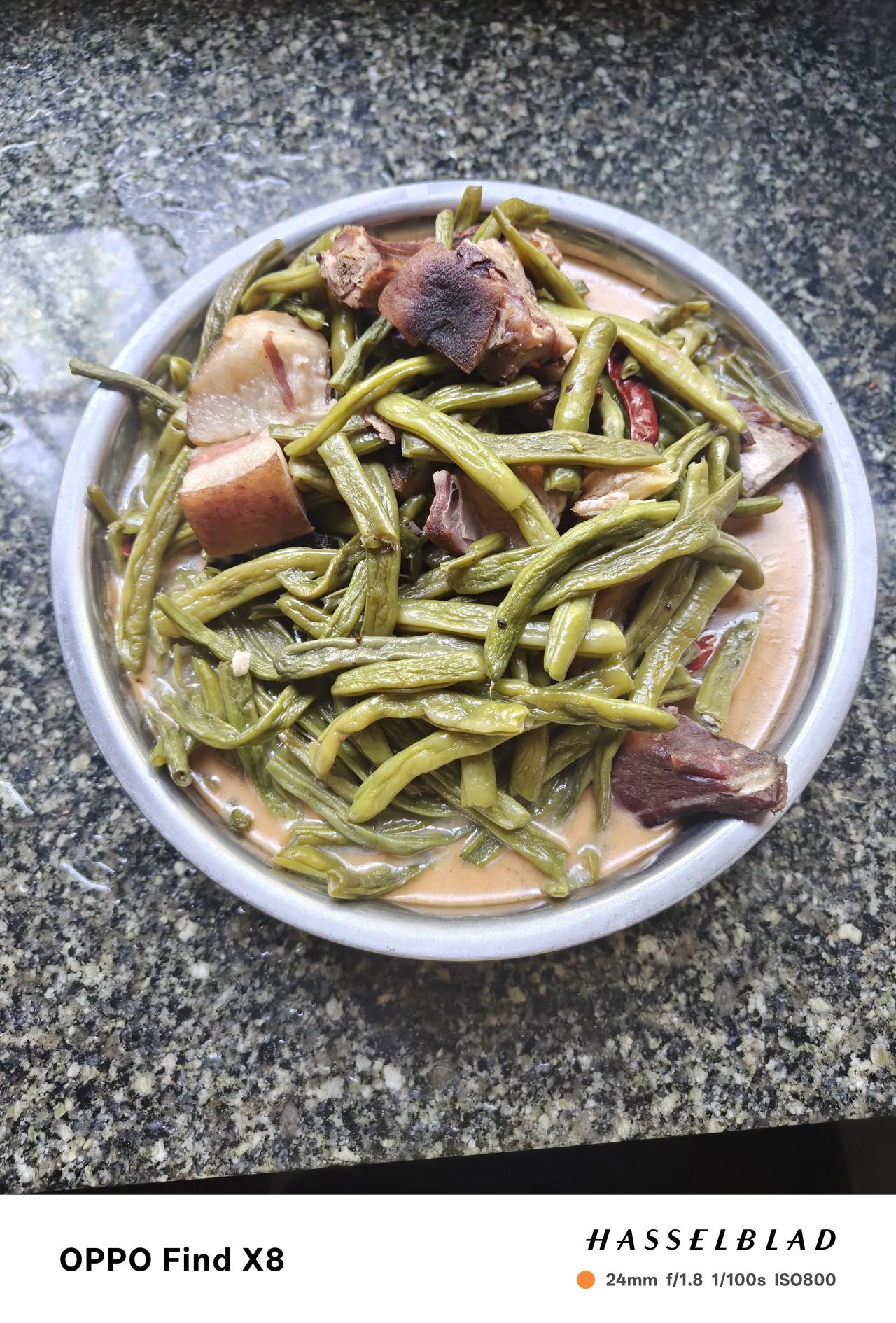 在农村，这几天的四季豆吃不赢，丢掉又可惜，婆婆天天拿来炖汤，今天一下子炖了两大盆