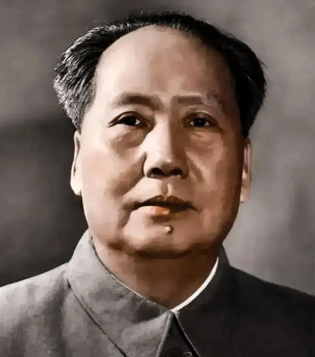 1955年授衔那天，毛主席望着台下将星云集，沉默了很久。后来网上流传一句话，说他