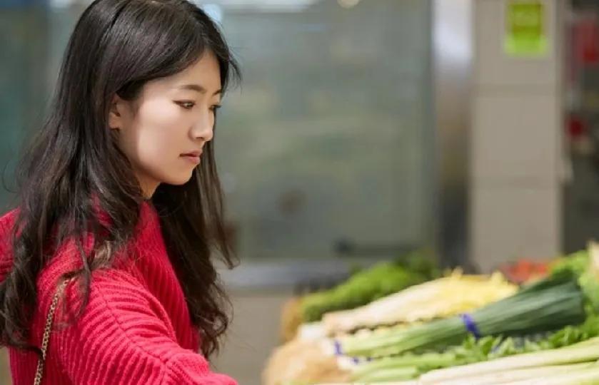 很认同的一段话：“如果你的妈妈不乱花钱，也不出去瞎玩，勤俭节约又顾家，她不舍得