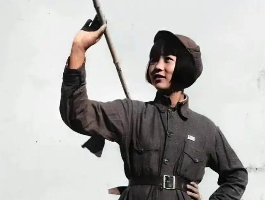 1939年深秋微山湖畔，罗荣桓警卫员王凤鸣求爱被拒后借“肃托”屠杀女干部，四个月