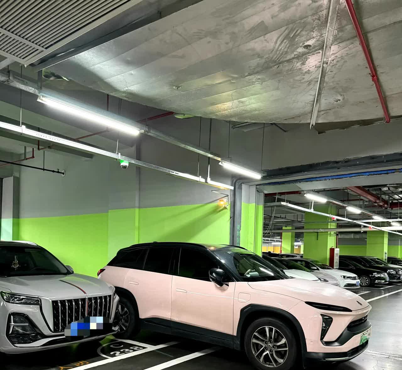 这辆蔚来ES6啥意思？车上也没人，难道是用了代客泊车，最后停了一半？[捂脸哭]​
