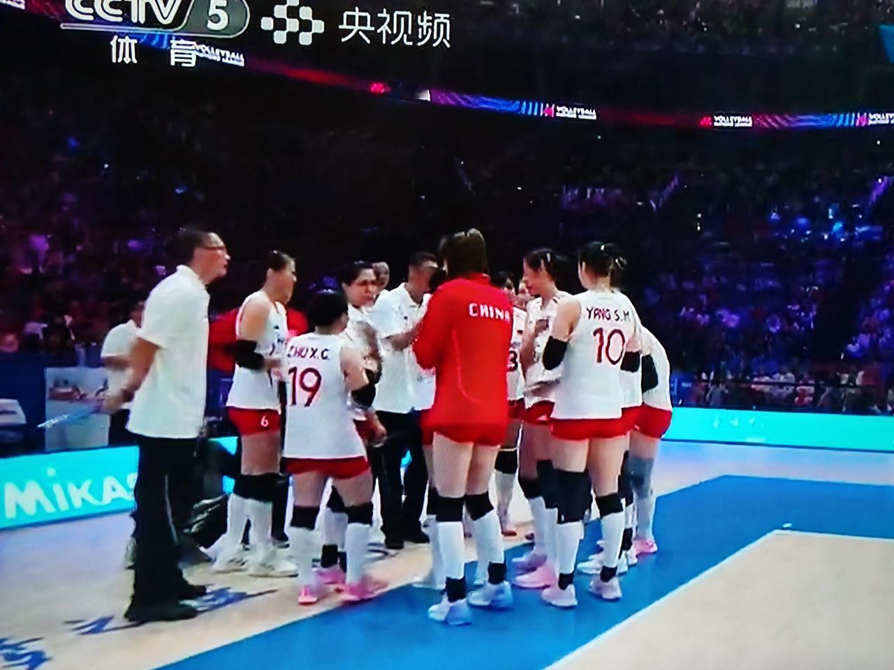 6月6日世界女排联赛南京站的比赛，中国女排对阵塞尔维亚女排，第一局中国女排25：