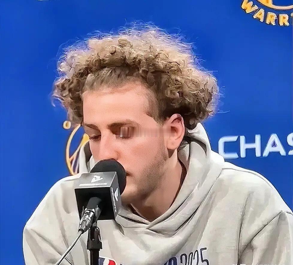 1997年邱淑贞和王晶分手后，转身嫁给了身家百亿的沈嘉伟。结果结婚当天，沈嘉伟正