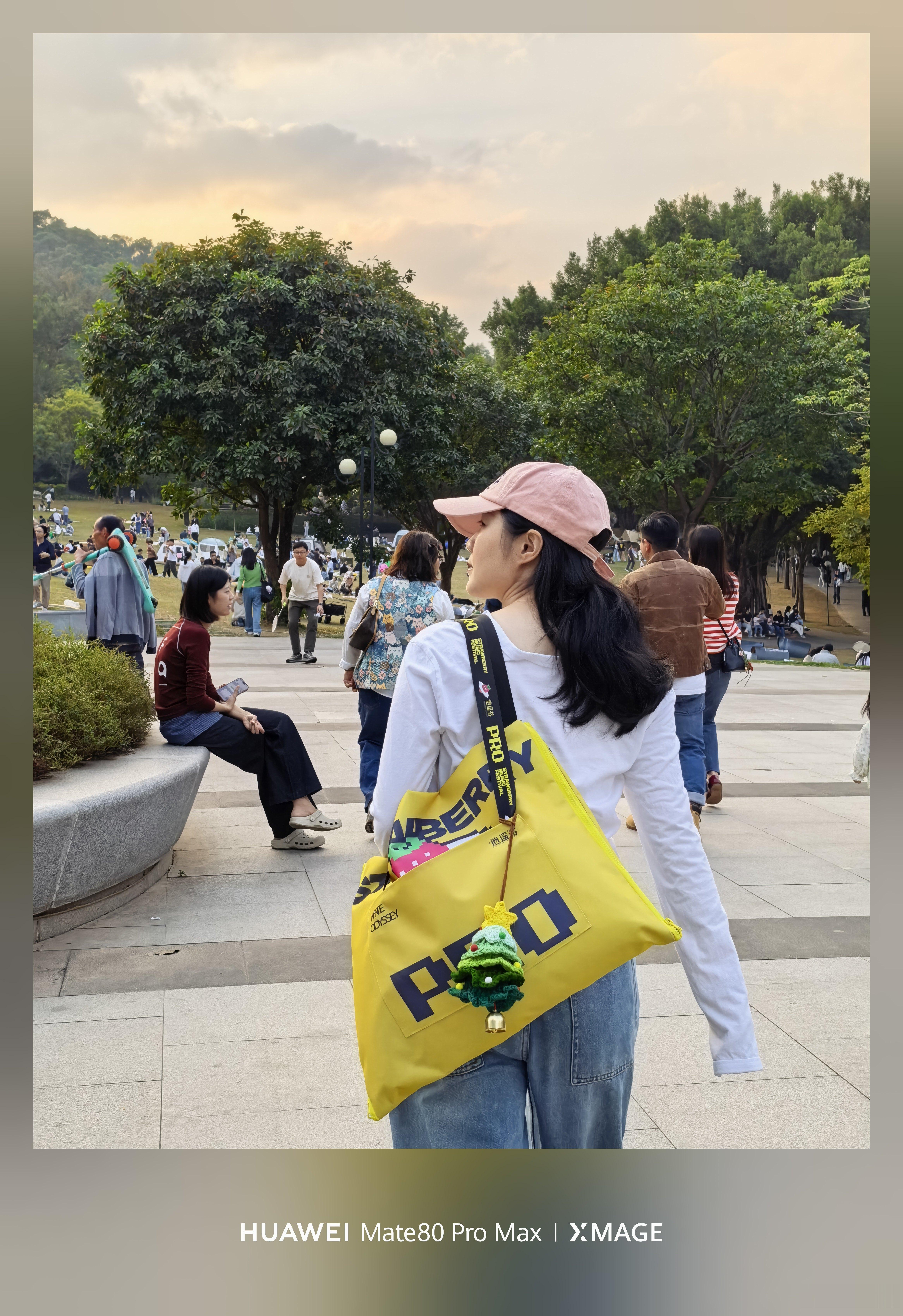 下午刘欣说想去大自然呼吸一下新鲜空气。深业上城这边非常多带狗狗来玩的，好可爱～可