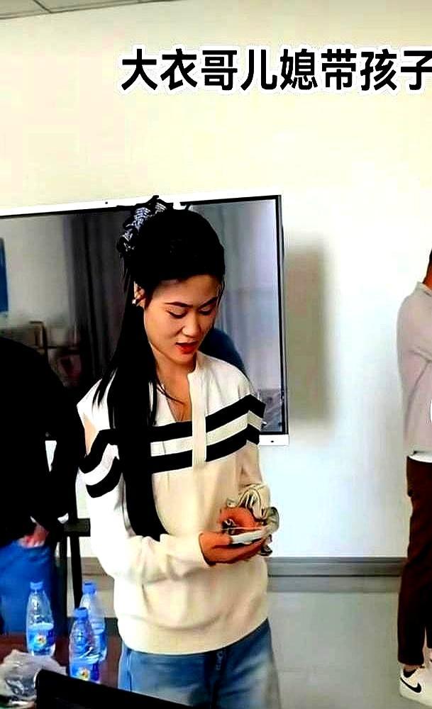 当年全网笑他扶不起，如今他成了方圆十里最让人放心的保安队长。朱小伟凌晨五点