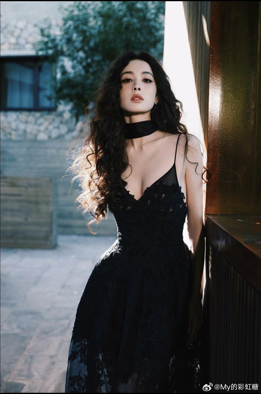 娜扎令人倾倒的魅力～～她的美，融合了异域风情与时尚气质，让人过目难忘。无论是精致
